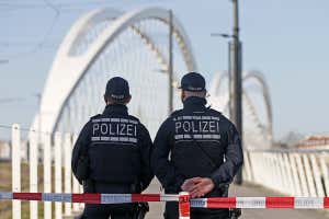 German police at French border